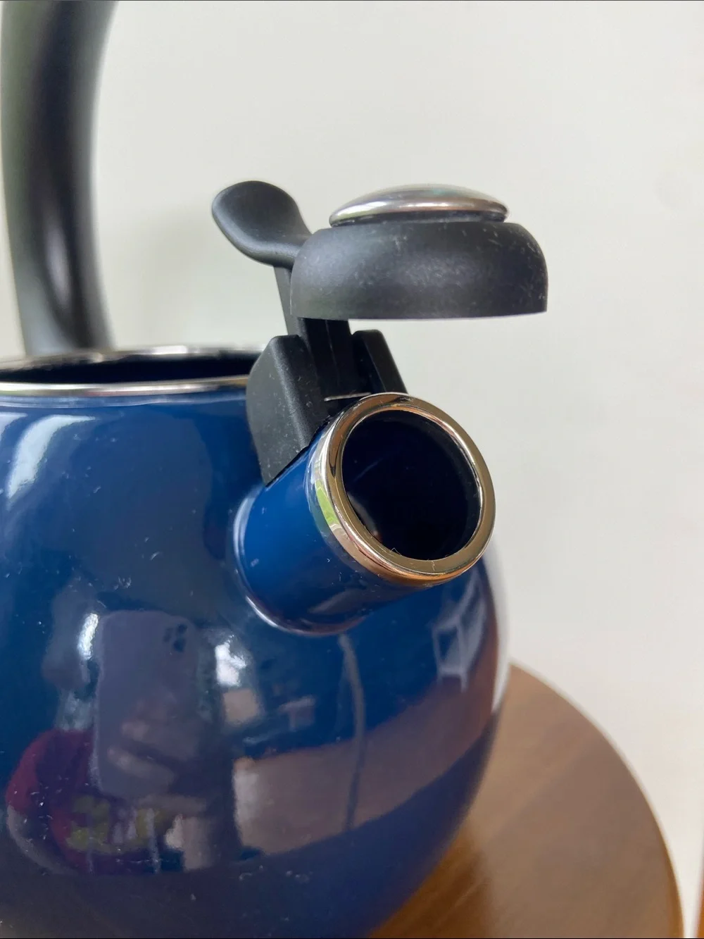 Circulon 2 Quart whistling navy teakettle